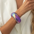 Dettaglio del bracciale rigido in acrilico viola iridescente su polso della modella - AB Viola (03032)