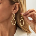 Minimalistische dubbele in elkaar grijpende gouden hoepels met vloeibare metaalglans - Gouden Dubbele Ring Stijl (03828)