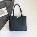 Dunkelblaue Tragetasche aus Leder mit Litschimuster und elegantem goldenem V-Metallbeschlag - Dunkelblau