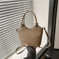 Borsa a secchiello kaki con motivi a rilievo e manico annodato dal design alla moda - Cachi