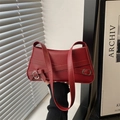 Dunkelrote Schultertasche aus glattem Kunstleder mit Silberschnallen und schickem Design - Rot