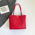 Minimalistische rote Ledertasche mit Lychee-Struktur und goldenem V-Logo für Damen - Rot