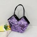 Détail d'un sac à main violet à paillettes avec ouverture en V et poignée noire élégante - Violet