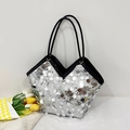 Vue détaillée du sac à paillettes argentées avec ouverture en V et bandoulière noire - Argenté