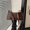 Dunkelbraune Schultertasche aus Leder mit Schnallen und minimalistischem Schleifendesign - Braun