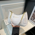 Borsa a spalla bianca texture struzzo con catena dorata e dettaglio logo moda - Bianco