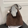 Braune Hobo-Tasche mit Leopardenmuster, Baseball-Anhänger und breitem Schultergurt - Mit Anhänger