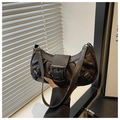 Dettaglio borsa a spalla vintage marrone con fibbia in pelle e design a pieghe - Marrone