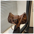 Dettaglio borsa a spalla vintage in pelle marrone a pieghe con fibbia in metallo e borchie - Marrone