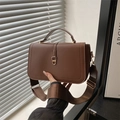 Borsa a tracolla in pelle marrone scuro con cinturino regolabile in luce naturale - Marrone