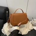 Borsa a sella in pelle marrone con cuciture a onda, manico e tracolla larga - Marrone