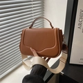 Sac à bandoulière minimaliste caramel avec matelassage ondulé et large sangle tissée - Marron