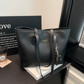 Grande borsa tote in pelle nera opaca con scritta dorata e ciondolo a forma di elefante - Nero