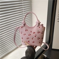 Rosafarbene Handtasche mit Kirschmuster, rundem Griff und verstellbarem Riemen - Rosa