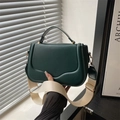 Borsa a tracolla in pelle verde scuro con patta a onde e ampia tracolla in tessuto - Verde