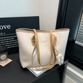 Borsa tote capiente bianco avorio con manici marroni e un simpatico ciondolo a gatto bianco - Bianco