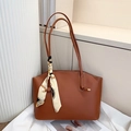Bolso tote de cuero marrón con detalle de pañuelo de seda y estilo minimalista - Marrón