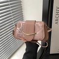 Sac bandoulière chic rose poudré avec boucle dorée en croissant et imprimé lettres discret - Rose