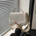 Sac carré minimaliste blanc crème avec bandoulière large et rabat au design incurvé - Blanc