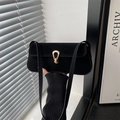Sac baguette minimaliste en daim noir avec détail de boucle métallique en U dorée - Noir