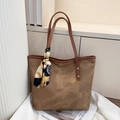 Borsa tote marrone minimalista con trama opaca ed elegante accessorio in seta stampata - Marrone