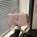 Borsa a tracolla in morbida pelle rosa con fibbia dorata e ampia tracolla in tessuto - Rosa