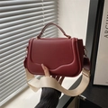 Sac bandoulière bordeaux minimaliste avec large bandoulière crème et boucles dorées - Rouge