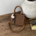 Sac à main chic à motif léopard marron avec poignées rondes et breloque en peluche - Avec Pendentif / Marron