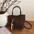 Borsa a secchiello marrone scuro in pelle con perline di legno e tracolla rimovibile - con portachiavi / Marrone