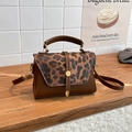 Bolso trapecio vintage con solapa de leopardo y cuero PU marrón en un entorno de estilo - Leopardo Marrón