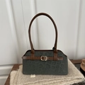 Borsa a conchiglia retrò verde scuro con texture leopardata, cinturini in pelle marrone e fibbia - Verde Scuro