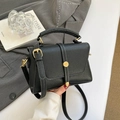 Elegante schwarze Handtasche aus Leder mit Litschi-Struktur und goldener Rundschnalle - Schwarz