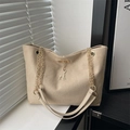 Retro beige draagtas met een gouden kettingriem en een decoratieve hertenhanger - Khaki