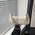 Schicke cremefarbene Baguette-Schultertasche mit doppelten Fronttaschen und Metallteilen - Weiß