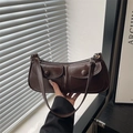 Dunkelbraune Retro-Baguette-Tasche mit zwei Vordertaschen und Reißverschluss-Design - Braun