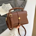 Schicke braune Crossbody-Tasche aus Leder mit Litschi-Muster und eleganter goldener Schnalle - Braun