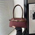 Retro burgunderrote Schultertasche mit Leopardenprägung und braunem Lederriemen-Detail - Rot