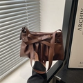 Borsa a spalla marrone plissettata con fiocco grande e borchie a stella argentate - Marrone