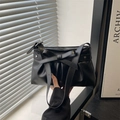 Borsa sottobraccio nera a pieghe con fiocco e borchie a stella in stile urban chic - Nero
