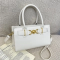 Elegante borsa a mano bianca in finta pelle con chiusura a cuore dorata su tessuto neutro - Bianco