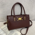 Elegante borsa a tracolla in pelle marrone scuro con chiusura a cuore dorata e manico - Marrone