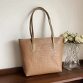 Borsa tote intrecciata in pelle marrone chiaro da donna con stile moderno da ufficio - Cachi