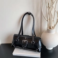 Schwarze glänzende Retro-Schultertasche mit Silberschnalle und Nietendetails - Schwarz