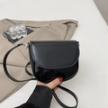 Borsa a tracolla a sella in pelle nera lucida con logo di marca e stile raffinato - Nero