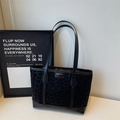 Minimalistische schwarze Totebag mit Leopardenmuster, Lederriemen und Goldlogo - Schwarz