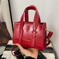 Borsa a mano rettangolare in pelle lucida rossa con scritte dorate e tracolla rimovibile - Rosso