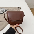 Sofisticata borsa a sella in pelle marrone scuro con tracolla regolabile e marchio - Marrone