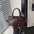Borsa a tracolla vintage marrone scuro con manici e dettaglio fibbia metallica lucida - Marrone