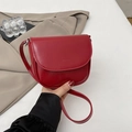Elegante borsa a tracolla a sella rosso intenso con patta minimalista e tracolla - Rosso