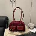 Sac Boston rétro en daim rouge foncé avec poches brillantes et pendentif cerise - Avec Pendentif / Rouge